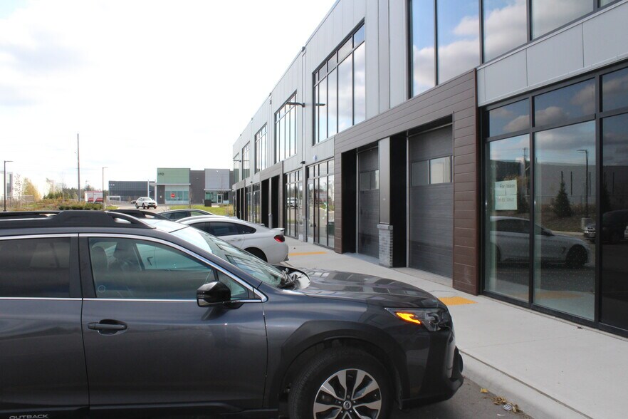 More Photos Of 585 Hanlon Creek Blvd, Guelph Showroom For Lease