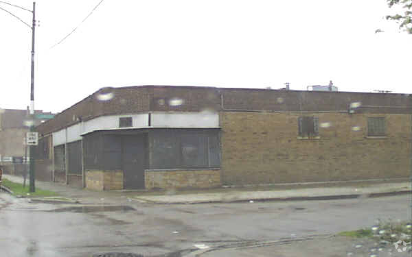 Primary Photo Of 4900 W Division St, Chicago Storefront For Lease