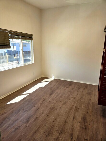 More Photos Of 4531 Van Nuys Blvd, Sherman Oaks Storefront Retail Residential For Sale