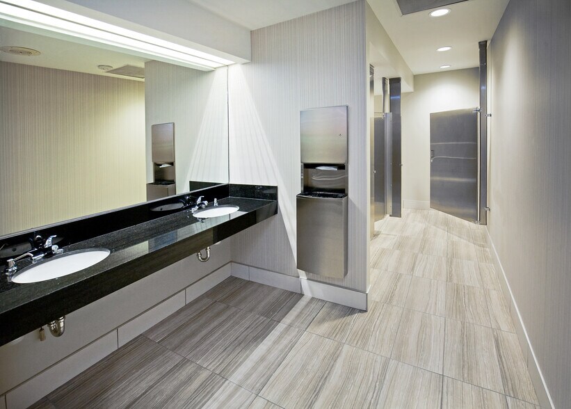 More Photos Of 3030 Lyndon B Johnson Fwy, Dallas Office For Lease