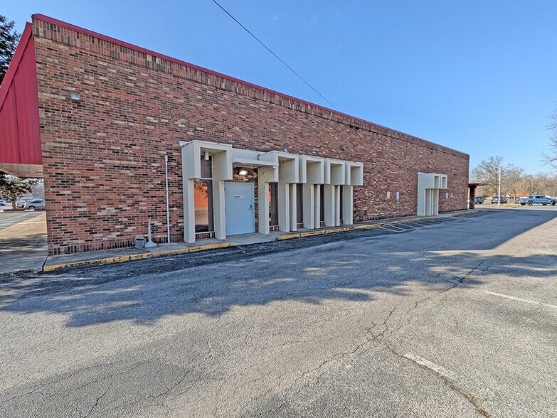 More Photos Of 2001 W Main St, Carbondale Office For Lease