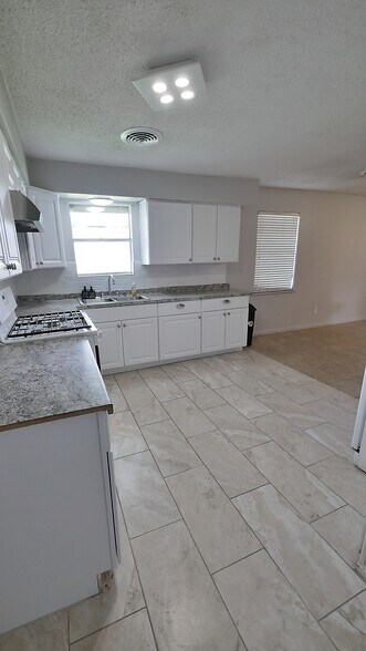 More Photos Of 7115 Satsuma Dr, Houston Unknown For Lease