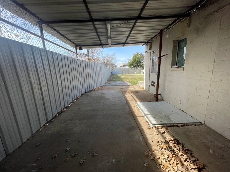 More Photos Of 2154 Burbank St, Dallas Freestanding For Lease