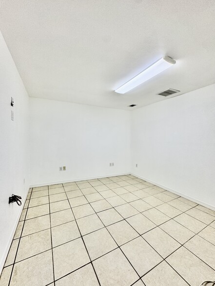 More Photos Of 2323 Bruner Ln, Fort Myers Warehouse For Lease