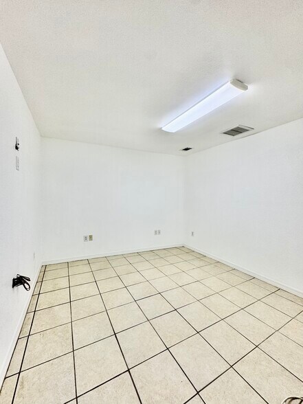 More Photos Of 2323 Bruner Ln, Fort Myers Warehouse For Lease