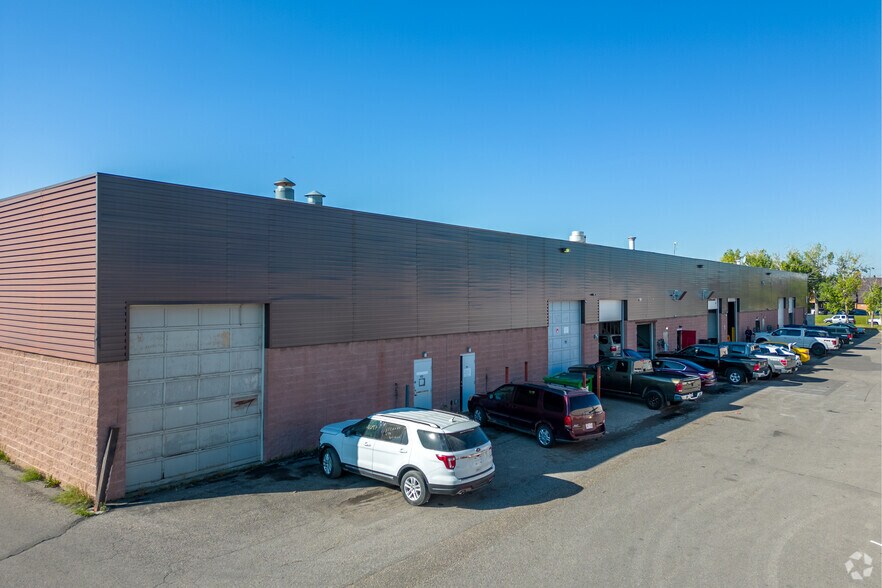 More Photos Of 3424 27th St NE, Calgary Light Distribution For Sale