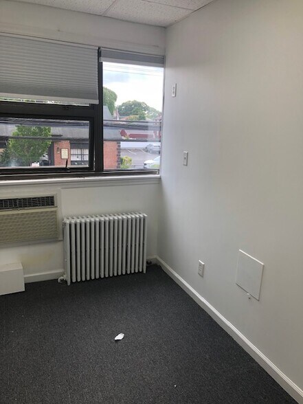 More Photos Of 860-864 Willis Ave, Albertson Storefront Retail Office For Lease