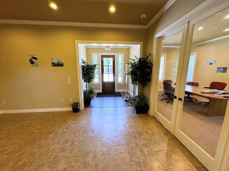 More Photos Of 16510 Avenplace Rd, Tomball Office For Lease