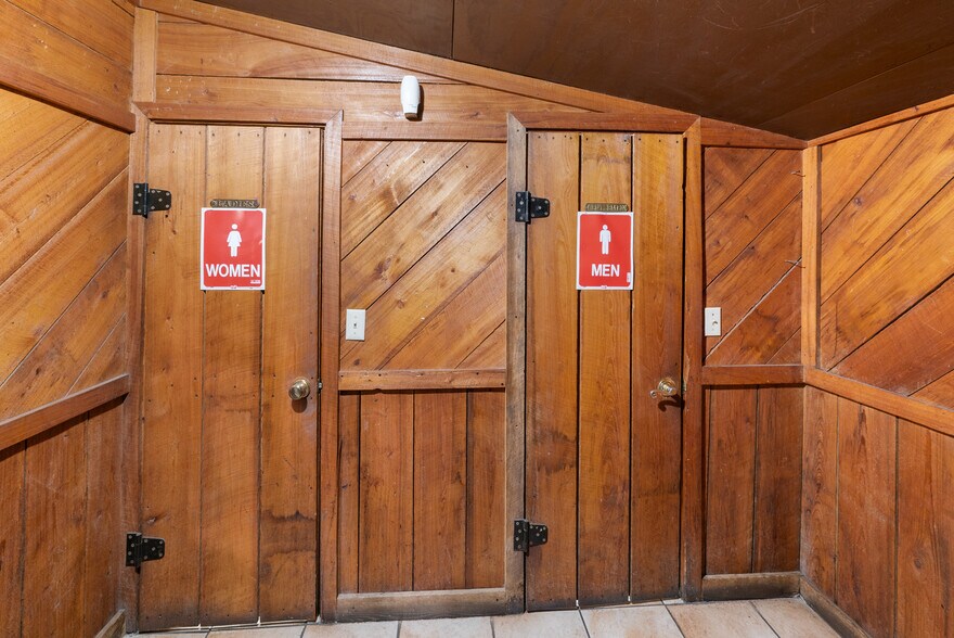 More Photos Of 512 S US Highway 301, Jesup Storefront For Sale