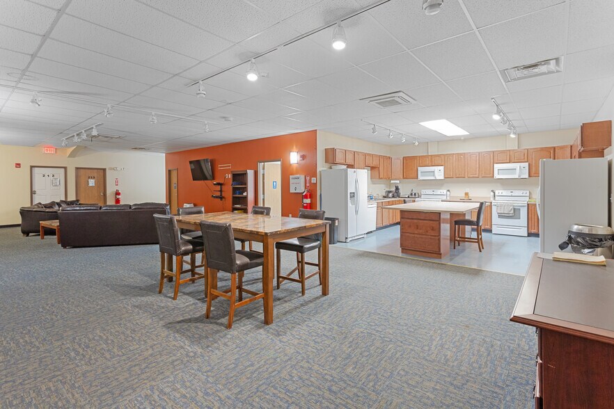 More Photos Of 2066 125th Ave, Watford City Showroom For Sale