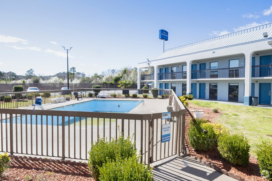 More Photos Of 1826 W Lucas St, Florence Hospitality For Sale