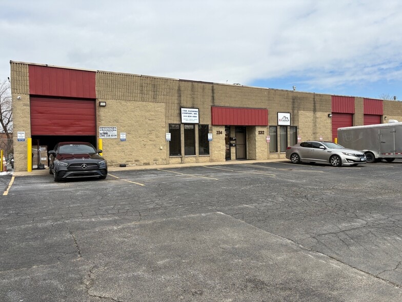 More Photos Of 224-234 W Stone Rd, Villa Park Warehouse For Lease