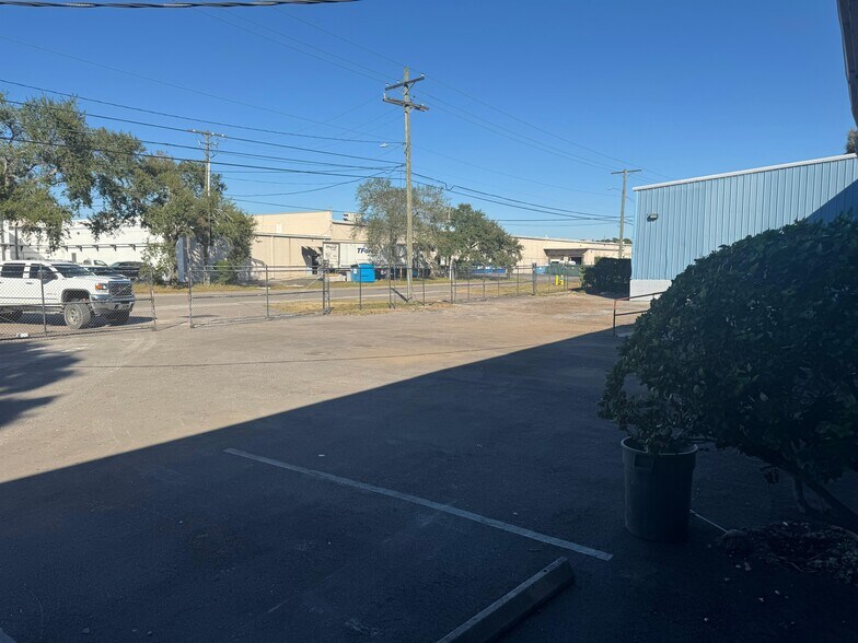 More Photos Of 4006 W Crest Ave, Tampa Industrial For Lease