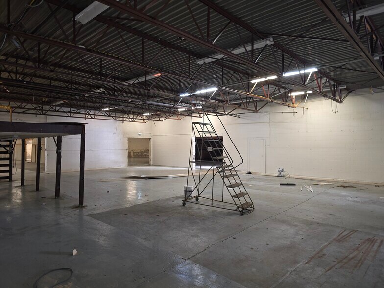 More Photos Of 100 Glen Rd, Cranston Manufacturing For Lease