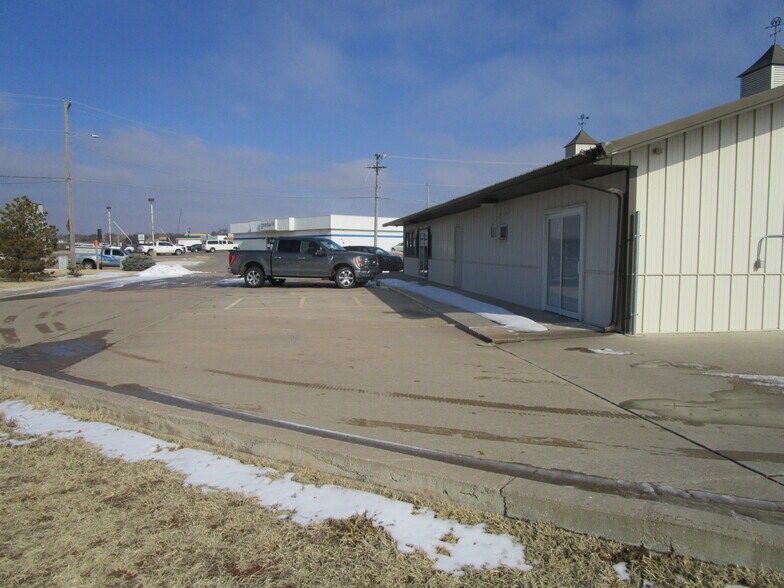 More Photos Of 2006 E Schulman Ave, Garden City General Retail For Lease