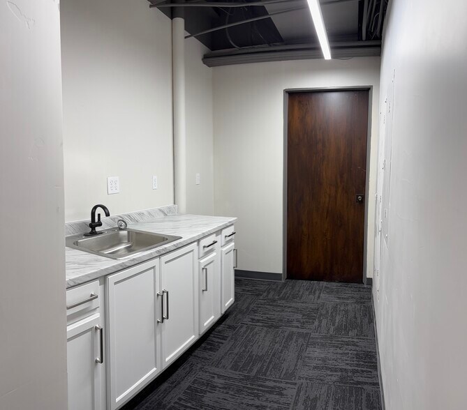 More Photos Of 115 N Geneva Rd, Vineyard Office For Lease