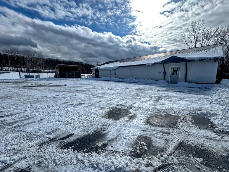 Primary Photo Of 33 Transport Dr, Bennington Freestanding For Sale