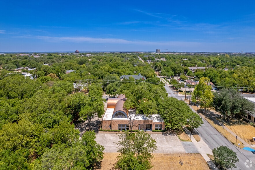 More Photos Of 440 N Center St, Arlington Office For Sale