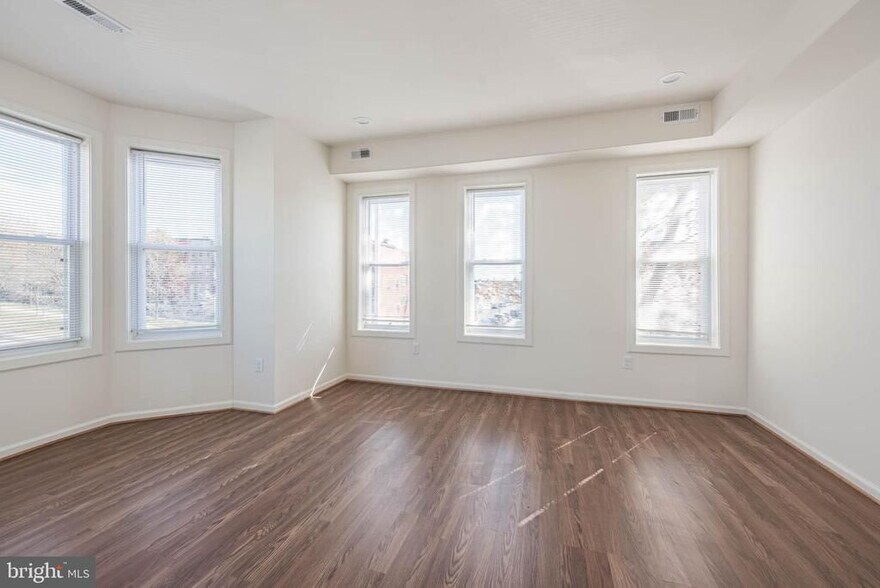 More Photos Of 1640 N Broadway, Baltimore Flex For Sale