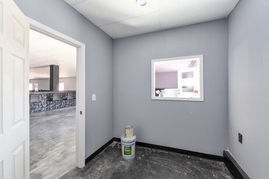 More Photos Of 600 Market, Bolivar Self Storage For Sale