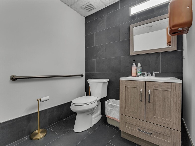 More Photos Of 8299 NW 30th Ter, Doral Warehouse For Lease