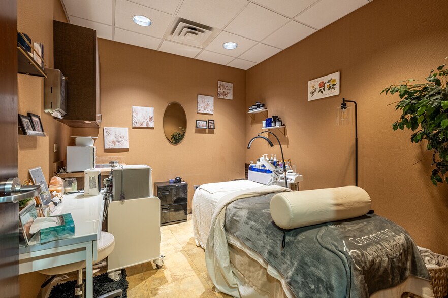 More Photos Of 16105 S La Grange Rd, Orland Park Medical For Lease