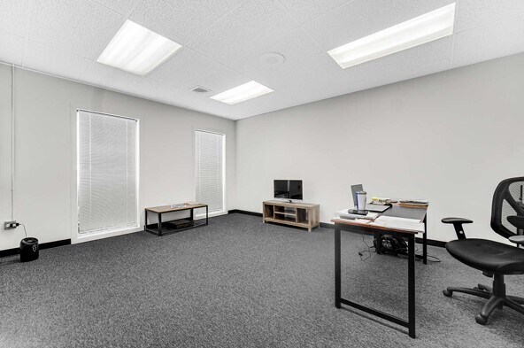 More Photos Of 2271-2289 Devon Ave, Elk Grove Village Warehouse For Lease