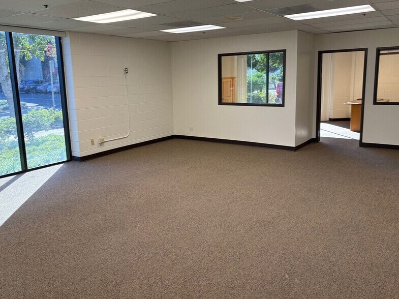 More Photos Of 5450 Tech Cr, Moorpark Manufacturing For Lease