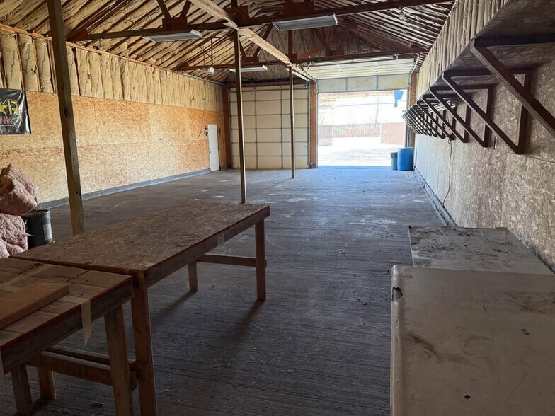More Photos Of 1175 N Independence St, Harrisonville Warehouse For Lease