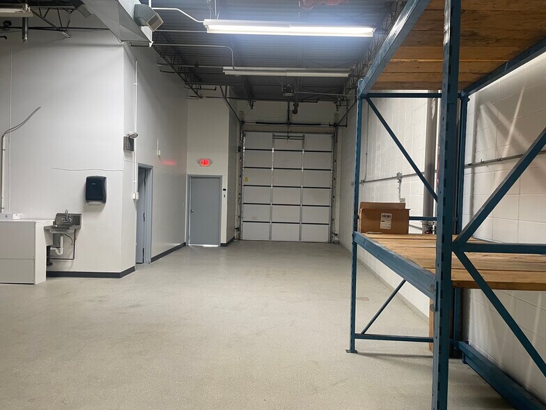 More Photos Of 1490 Bernard Dr, Addison Warehouse For Lease