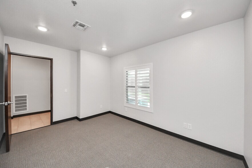 More Photos Of 6536 Greatwood Pky, Sugar Land Office For Sale