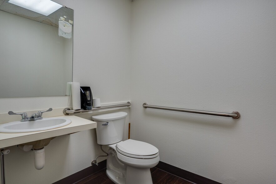 More Photos Of 2716 Commerce St, Wichita Falls Industrial For Sale