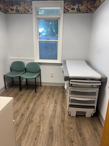 More Photos Of 5 Squiretown Rd, Hampton Bays Medical For Sale