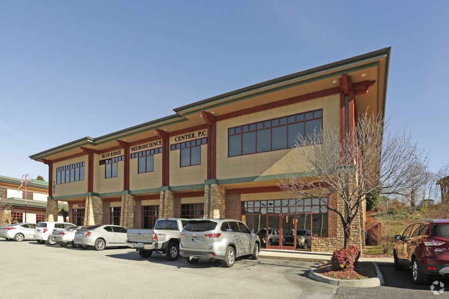 More Photos Of 2 Sheridan Sq, Kingsport Medical For Lease