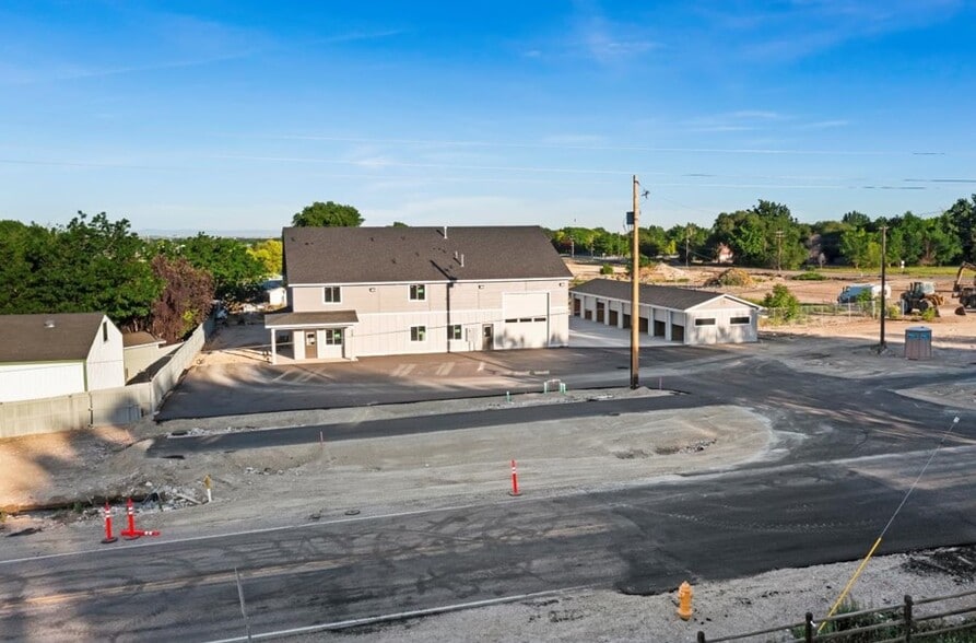 More Photos Of 225 N Happy Valley Rd, Nampa Warehouse For Lease