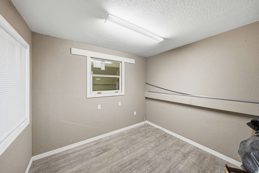 More Photos Of 2160 Edgewood Dr S, Lakeland Warehouse For Lease