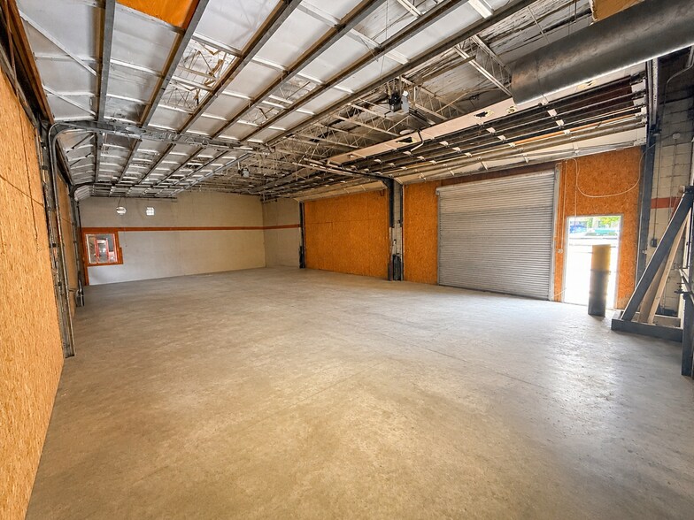 More Photos Of 215 E Congress St, Savannah Storefront For Lease