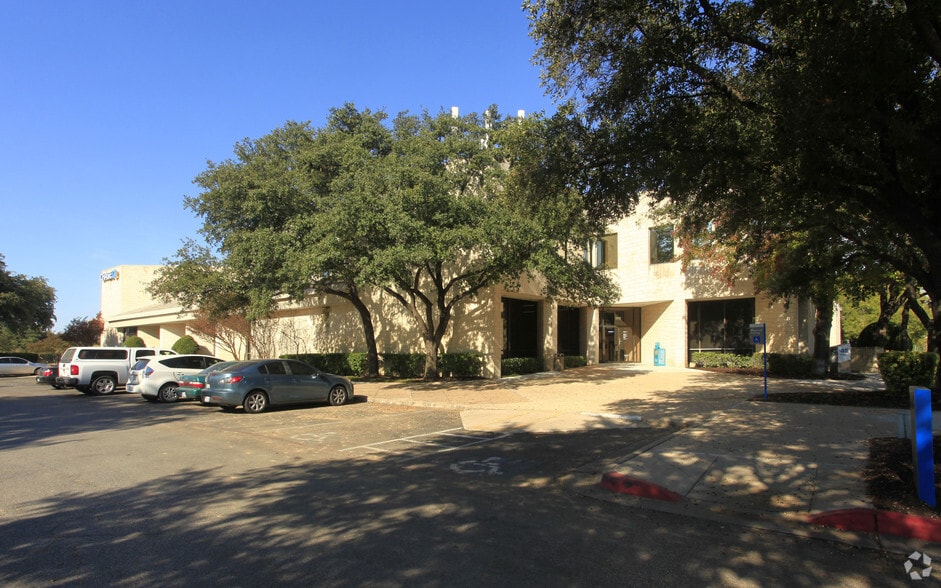 More Photos Of 1111 N Interstate 35, Round Rock Office For Lease