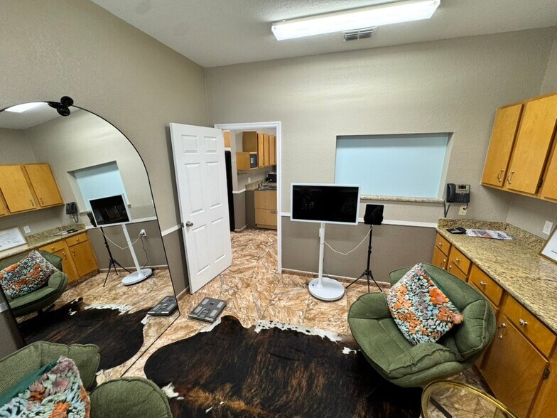 More Photos Of 5633 Metrowest Blvd, Orlando Veterinarian Kennel For Lease