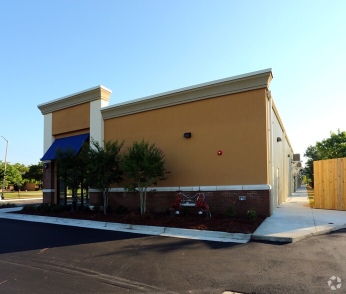 More Photos Of 350 N Broad St, Mobile Storefront For Lease