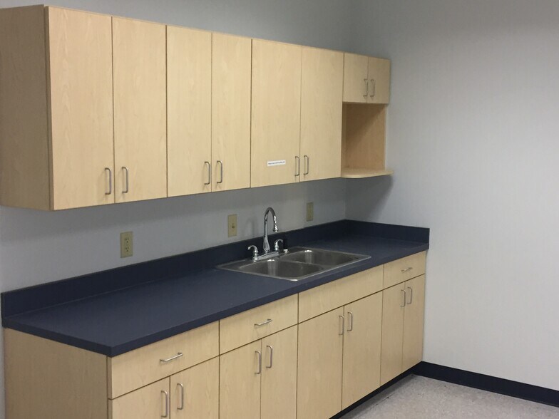 More Photos Of 604-620 Phillips Dr, Dayton Showroom For Lease