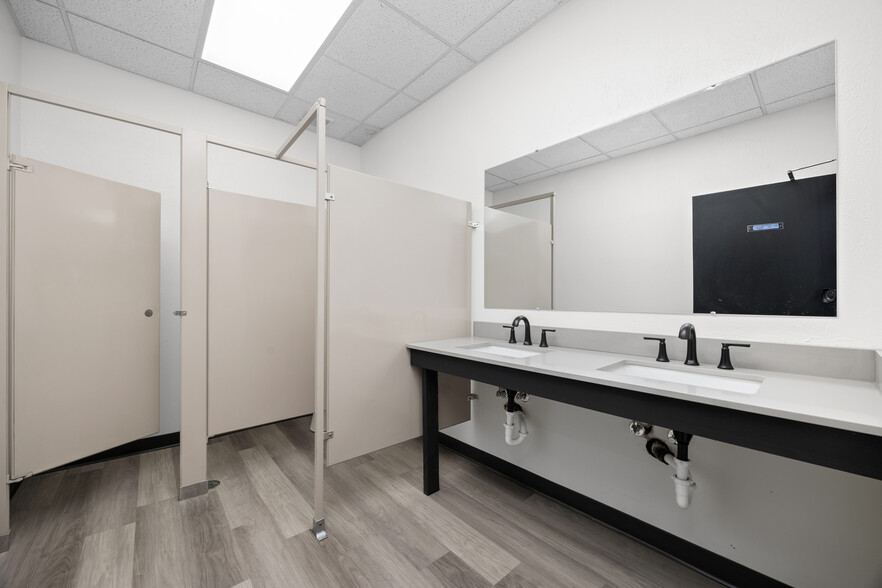 More Photos Of 9941 York Theta Dr, North Royalton Service For Lease