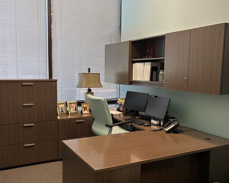 More Photos Of 2 Ravinia Dr, Atlanta Office For Lease