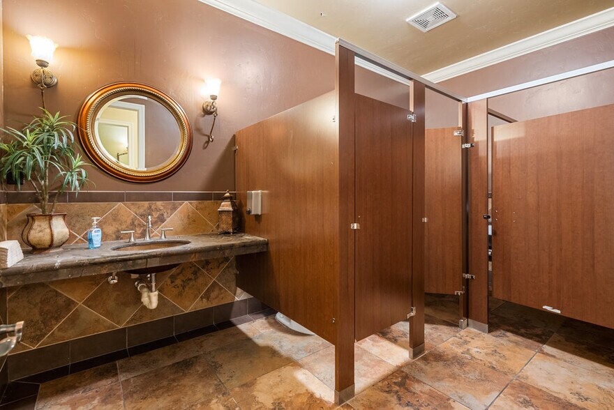 More Photos Of 829 San Benito St, Hollister Office For Sale