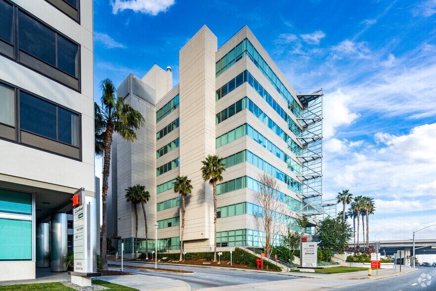 More Photos Of 999 N Pacific Coast Hwy, El Segundo Office For Lease