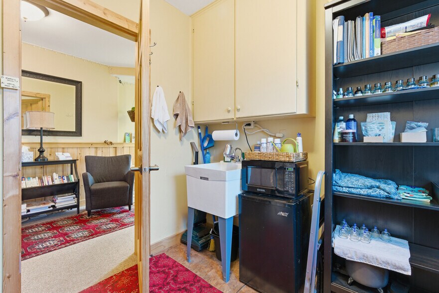 More Photos Of 2318 Pacific Ave, Forest Grove Office For Sale