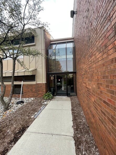 More Photos Of 32905 W 12 Mile Rd, Farmington Hills Medical For Sale