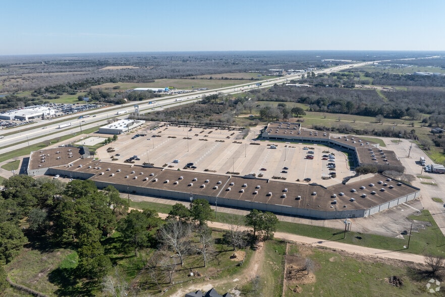More Photos Of 3701 Outlet Center Dr, Sealy Unknown For Lease