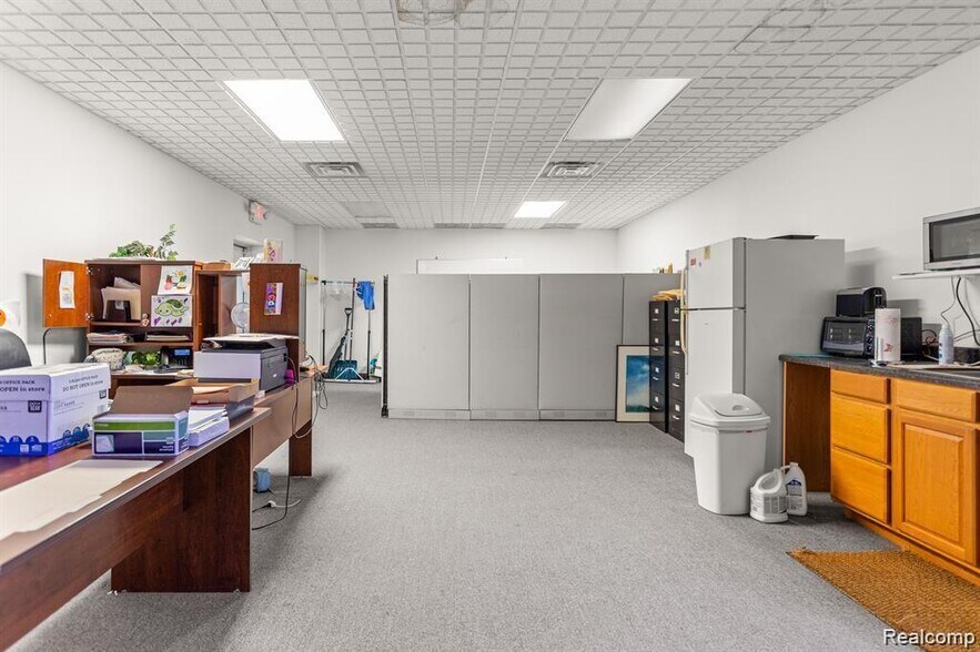 More Photos Of 3020 Oakwood Blvd, Melvindale Office For Sale