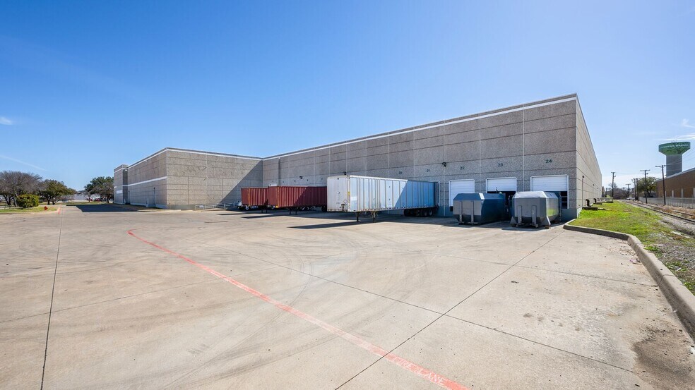 More Photos Of 13700 Benchmark Dr, Farmers Branch Warehouse For Lease